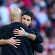 Mikel Arteta, treinador do Arsenal, abraça Pep Guardiola, treinador do Manchester City
