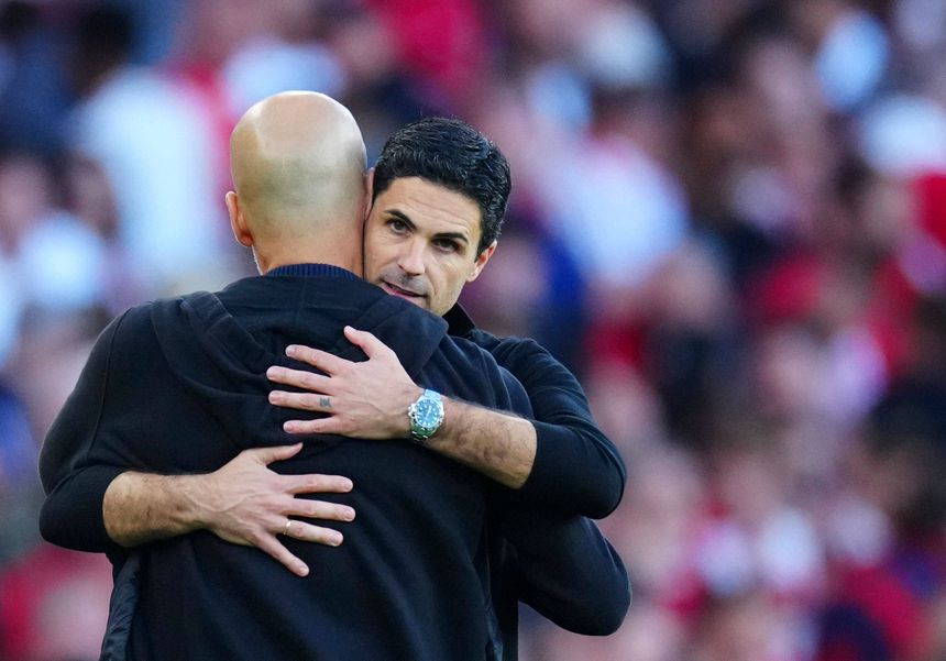 Mikel Arteta, treinador do Arsenal, abraça Pep Guardiola, treinador do Manchester City