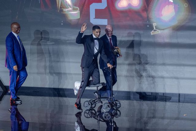 Hakimi foi de trotinete receber o prémio de melhor jogador africano do ano