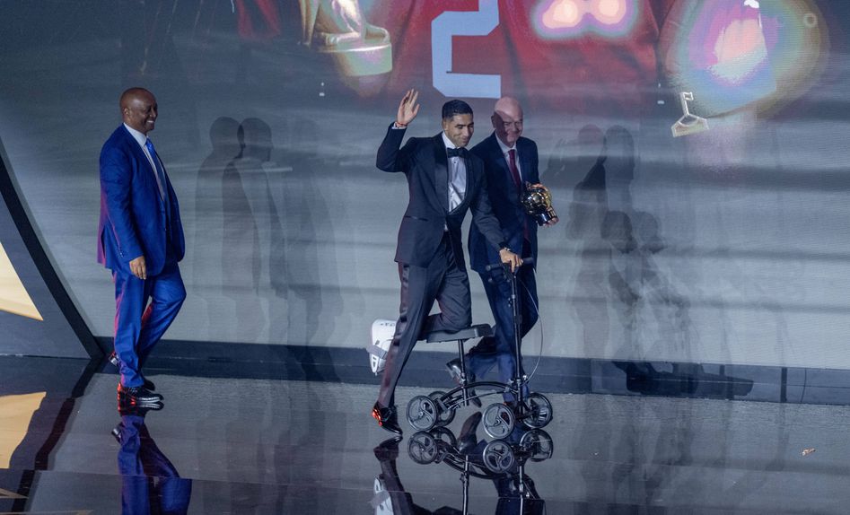 Hakimi foi de trotinete receber o prémio de melhor jogador africano do ano