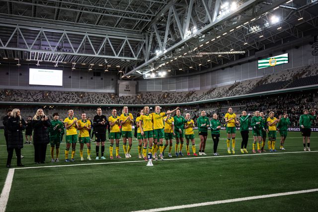 A festa das jogadoras do Hammarby após nova vitória sobre o Ajax