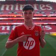 Extremo de 16 anos ex-FC Porto assina contrato profissional com o Benfica