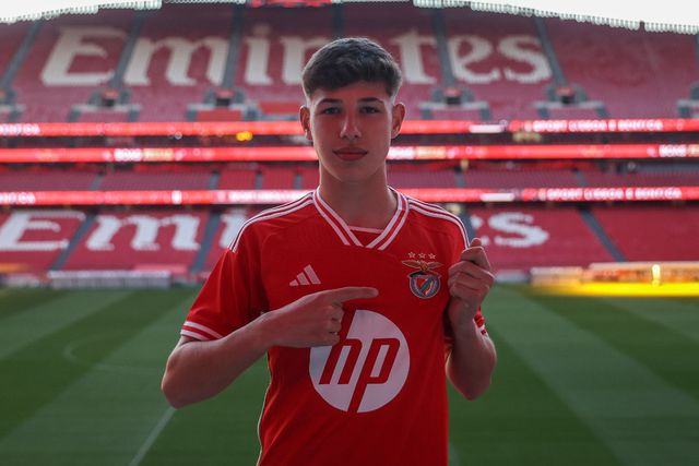 Extremo de 16 anos ex-FC Porto assina contrato profissional com o Benfica