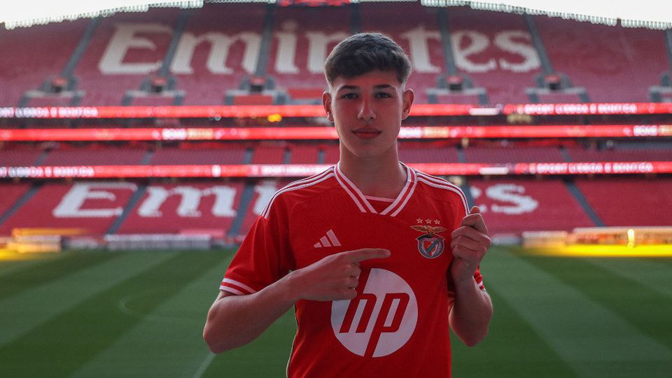 Extremo de 16 anos ex-FC Porto assina contrato profissional com o Benfica