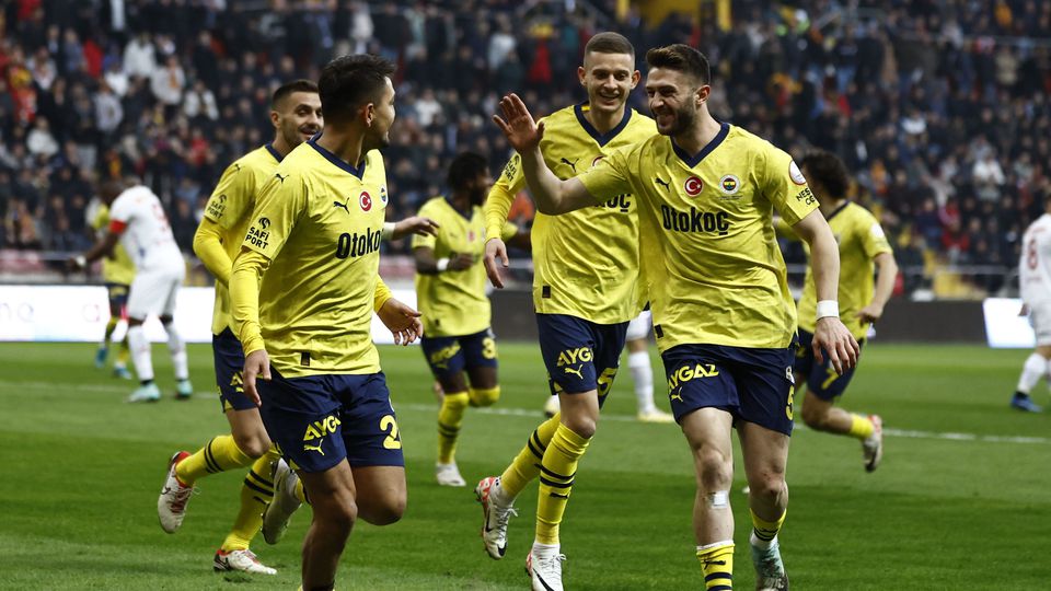 Fenerbahçe e Galatasaray vencem antes de se defrontarem