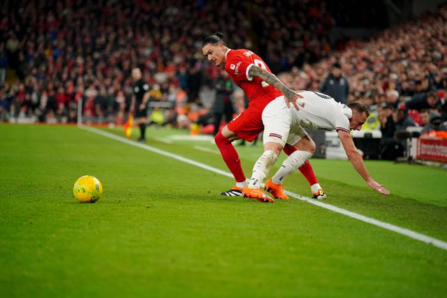 Assistência de Darwin e passeio do Liverpool para as meias-finais da Taça da Liga