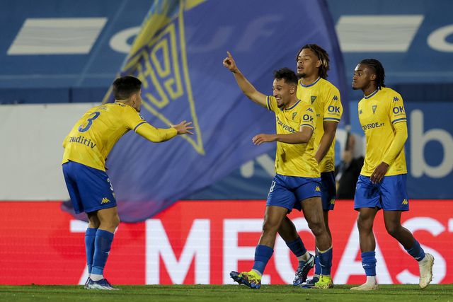 Estoril: Seis jogadores entregaram cabazes a famílias carenciadas em iniciativa de solidariedade