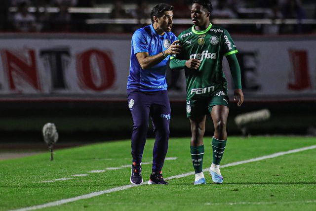 Endrick conversa com A BOLA: «Agradeço a Deus por ter Abel na estreia como profissional»