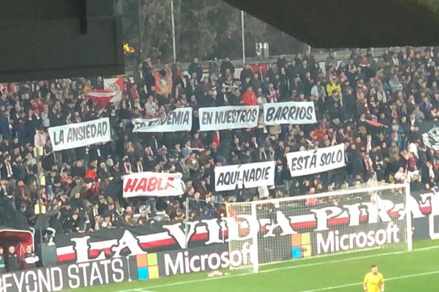 Adeptos do Rayo Vallecano exibem tarja sobre saúde mental: «Ansiedade é uma epidemia»