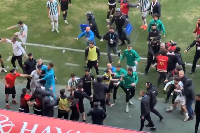 Cinco expulsos em batalha campal na 3.ª divisão da Turquia (vídeo)