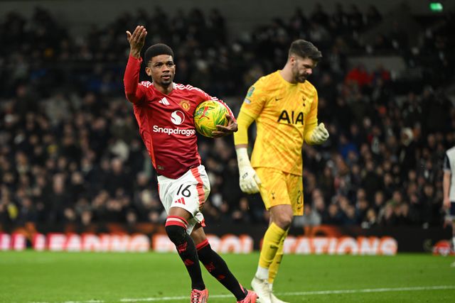 Tottenham: Guarda-redes lesionado foi consolar Forster após dois erros