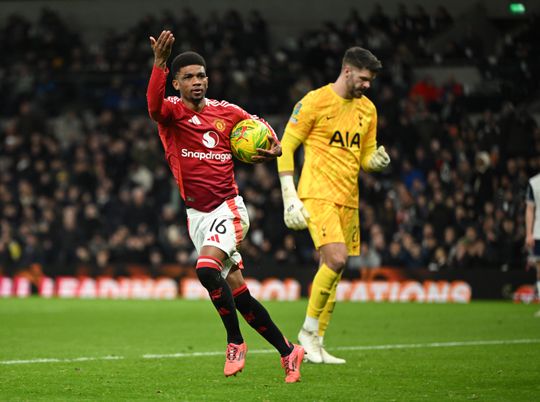 Tottenham: Guarda-redes lesionado foi consolar Forster após dois erros