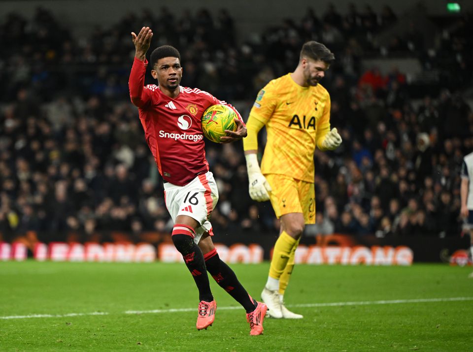 Tottenham: Guarda-redes lesionado foi consolar Forster após dois erros