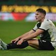 Vikor Gyokeres sentado no relvado depois de uma jogada em que puxou mais e ficou com queixas na perna direita