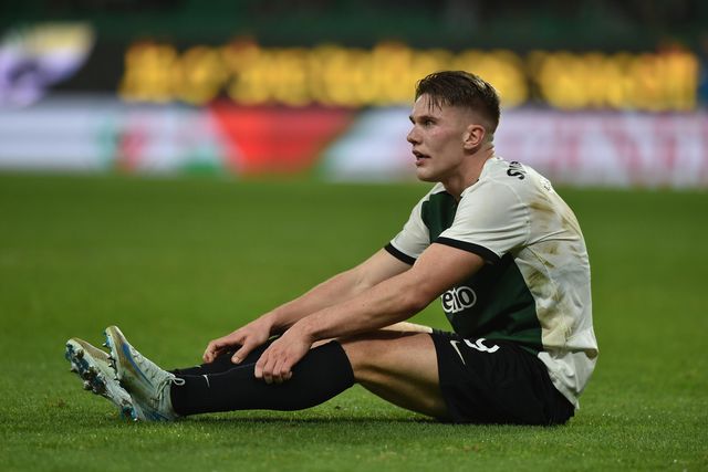 Vikor Gyokeres sentado no relvado depois de uma jogada em que puxou mais e ficou com queixas na perna direita