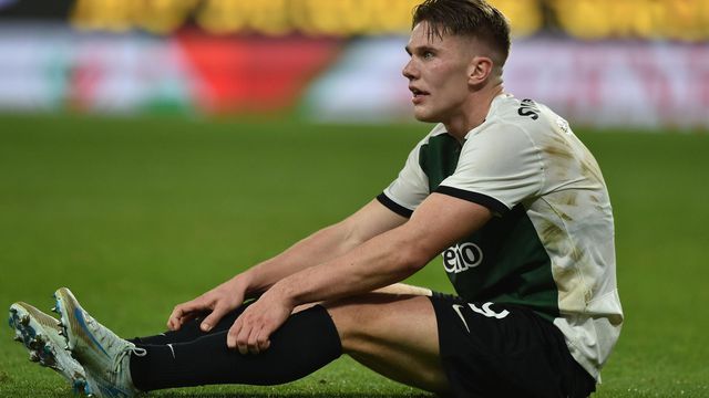 Vikor Gyokeres sentado no relvado depois de uma jogada em que puxou mais e ficou com queixas na perna direita