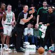 Treinador dos Celtics quis desejar 'Feliz Natal' ao árbitro e teve de ser travado