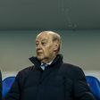 Pinto da Costa na bancada do Estádio do Dragão, olhando para o relvado