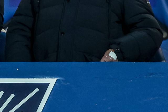 Pinto da Costa na bancada do Estádio do Dragão, olhando para o relvado