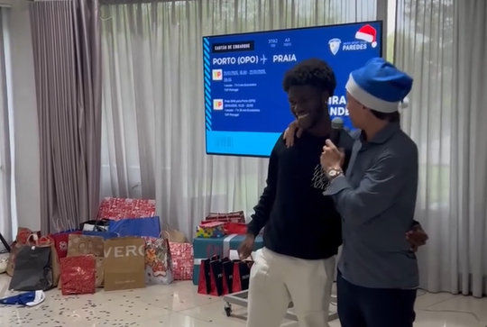 Vídeo: a prenda de Natal do Paredes a jogador que não vê o filho há quatro anos