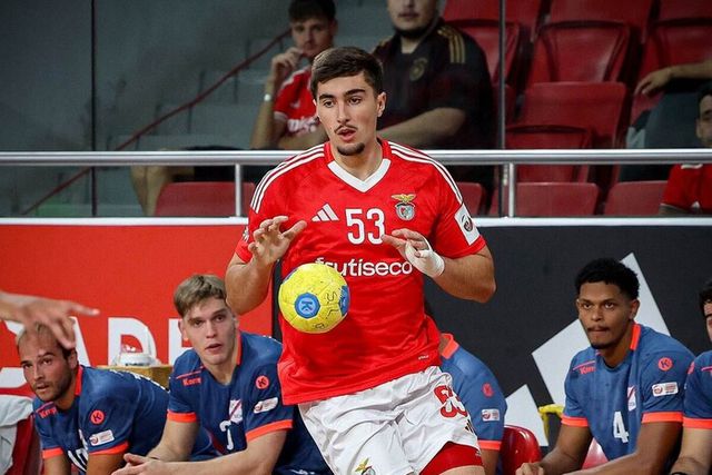 Jovem promessa do Benfica defronta clube de formação