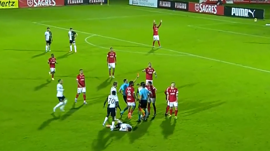 Santa Clara-Sporting (Taça Portugal): Expulsão de Paulo Victor após queda de Fresneda. «Fica a dúvida em relação a este cartão vermelho que só o relatório do arbitro pode vir a esclarecer», avaliou Pedro Henriques.