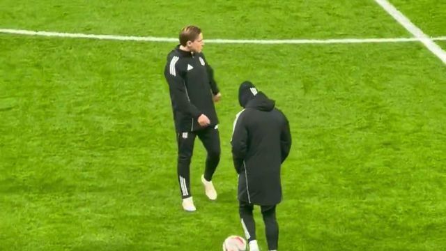 Rafa de mãos nos bolsos durante o aquecimento para o Besiktas-Rizespor deste sábado (D. R.)