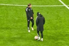 Rafa de mãos nos bolsos durante o aquecimento para o Besiktas-Rizespor deste sábado (D. R.)