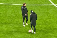 Rafa de mãos nos bolsos durante o aquecimento para o Besiktas-Rizespor deste sábado (D. R.)