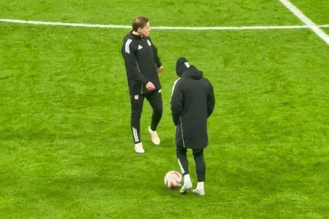 Rafa de mãos nos bolsos durante o aquecimento para o Besiktas-Rizespor deste sábado (D. R.)