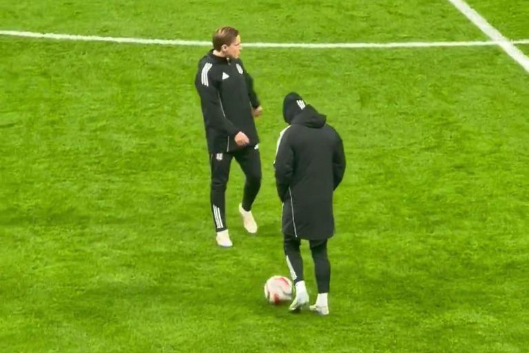 Rafa de mãos nos bolsos durante o aquecimento para o Besiktas-Rizespor deste sábado (D. R.)