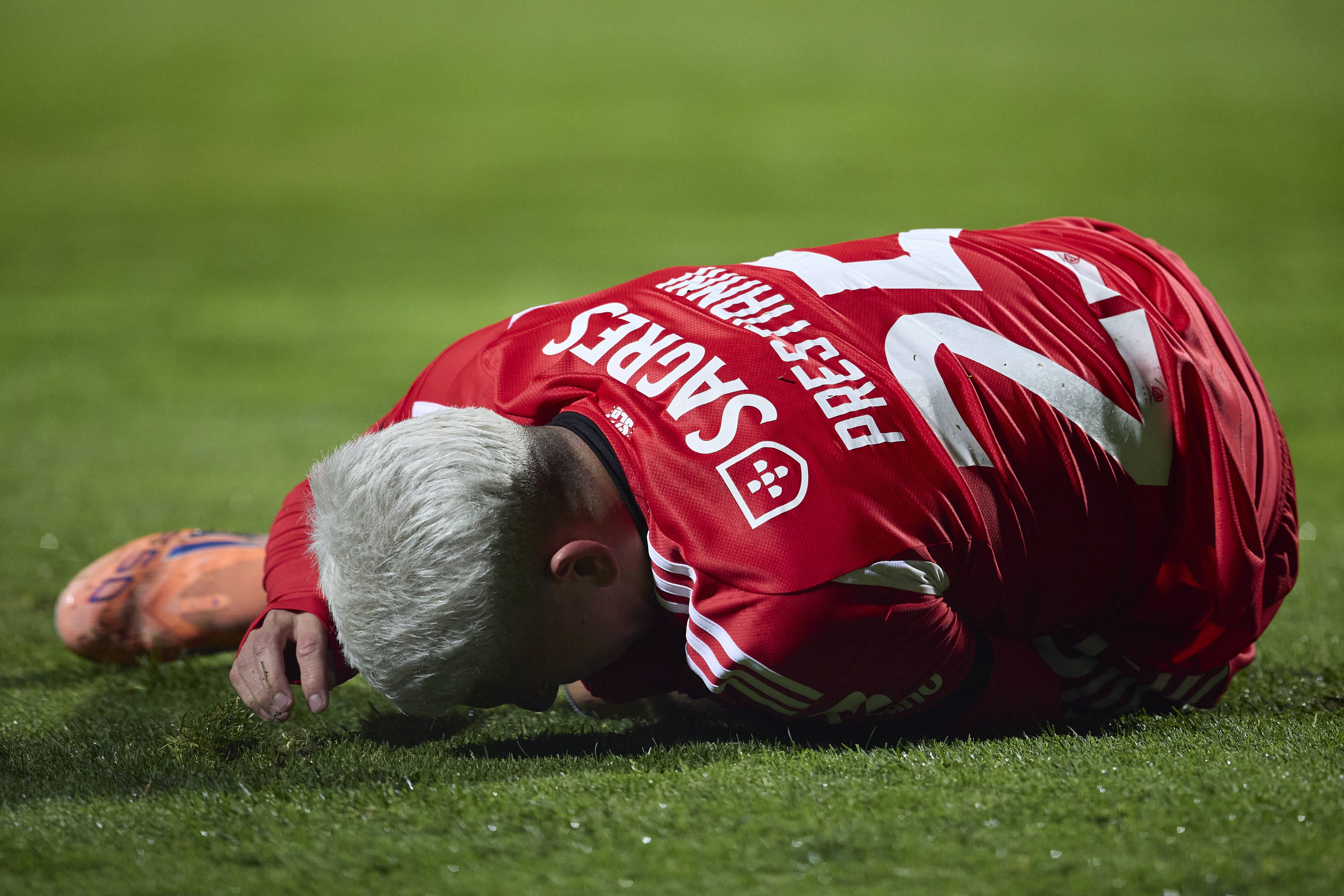 Farense-Benfica (Taça Portugal): Na origem do livre que dá o primeiro golo das águias, polémica relativamente à falta sofrida por Prestianni. Segundo Pedro Henriques, é falta, embora o argentino se tenha agarrado à cara, onde não foi tocado.