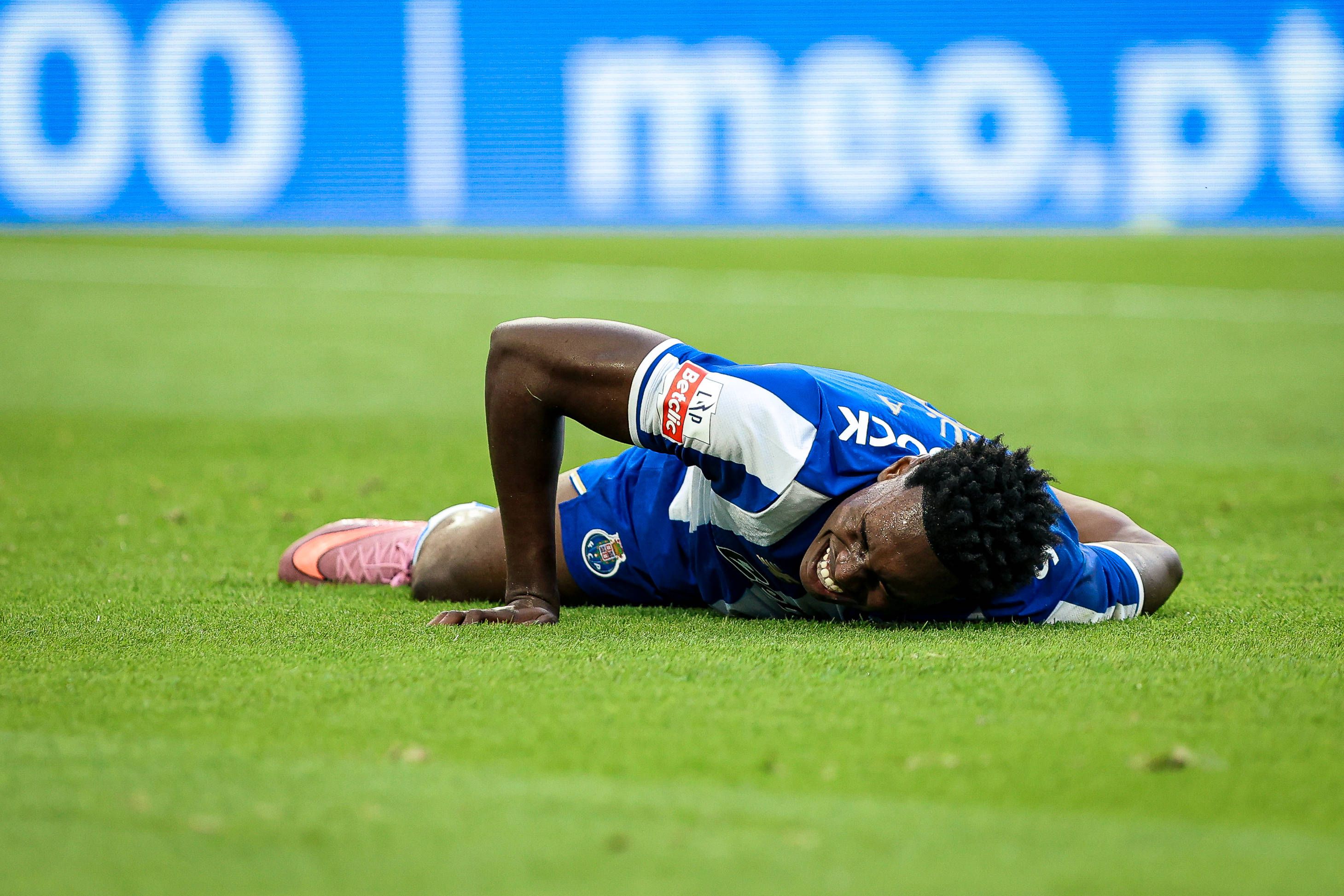 FC Porto-Nacional (Liga): Samu cai na área e João Godinho nada marca. Má decisão, segundo Pedro Henriques. Ficou penálti por assinalar para os dragões. «Zé Vitor carregou por trás Samu, entrada imprudente.»