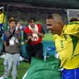 Aqui com Ronaldo, na festa do Mundial-2002, Vampeta, antigo médio brasileiro, destaca-se hoje pelas histórias que conta de outros tempos. Felizmente, não é o único... - Foto: Imago