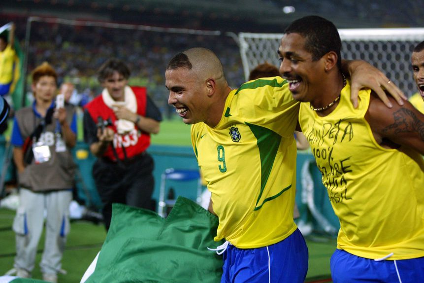 Aqui com Ronaldo, na festa do Mundial-2002, Vampeta, antigo médio brasileiro, destaca-se hoje pelas histórias que conta de outros tempos. Felizmente, não é o único... - Foto: Imago