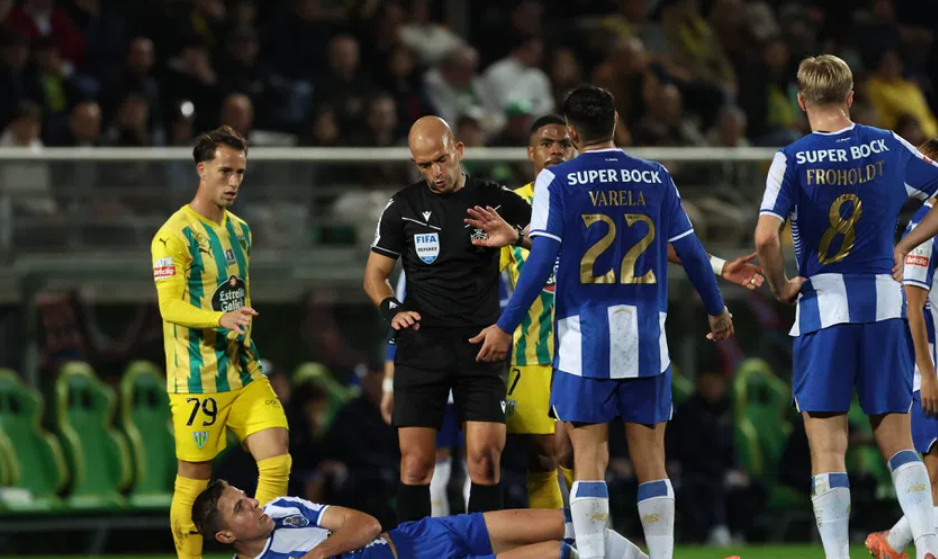 Tondela-FC Porto (Liga): Amarelo trocado. Luís Godinho  assinala livre direto e mostra amarelo a Yaya Sithole por, supostamente, ter pontapeado Alan Varela. «Decisão incorreta, foi o jogador portista que fez falta», analisou Pedro Henriques