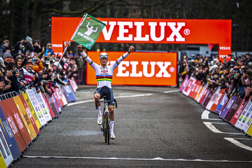 Van der Poel conquista a segunda vitória consecutiva na Taça do Mundo de ciclocrosse esta temporada