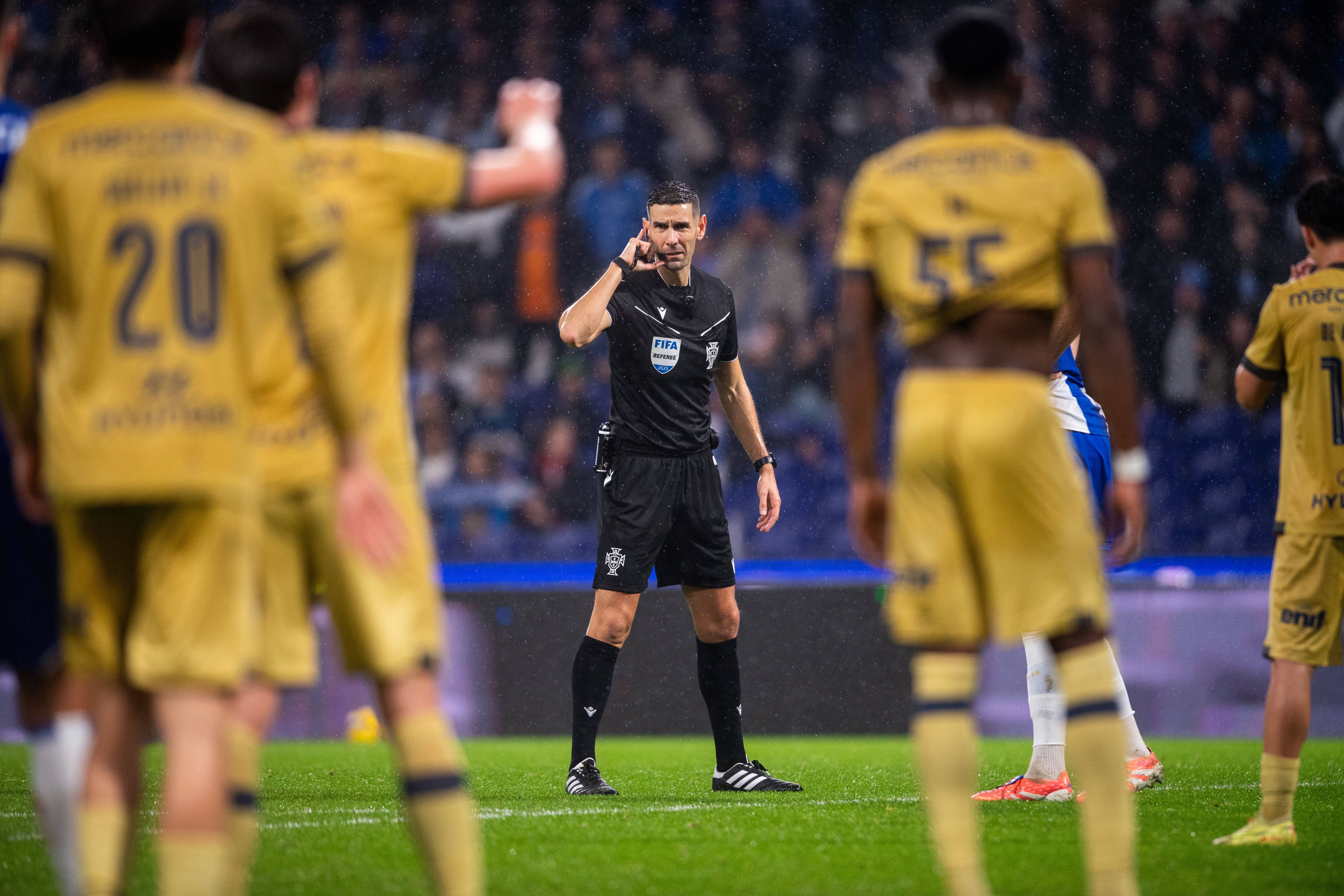 FC Porto-Famalicão (Taça): Dragões queixaram-se de penálti. António Nobre assinalou livre. Má decisão, segundo Pedro Henriques. «Falta não existiu. Decisão correta seria assinalar livre indireto contra os dragões e mostrar amarelo a Pepê por simulação.»