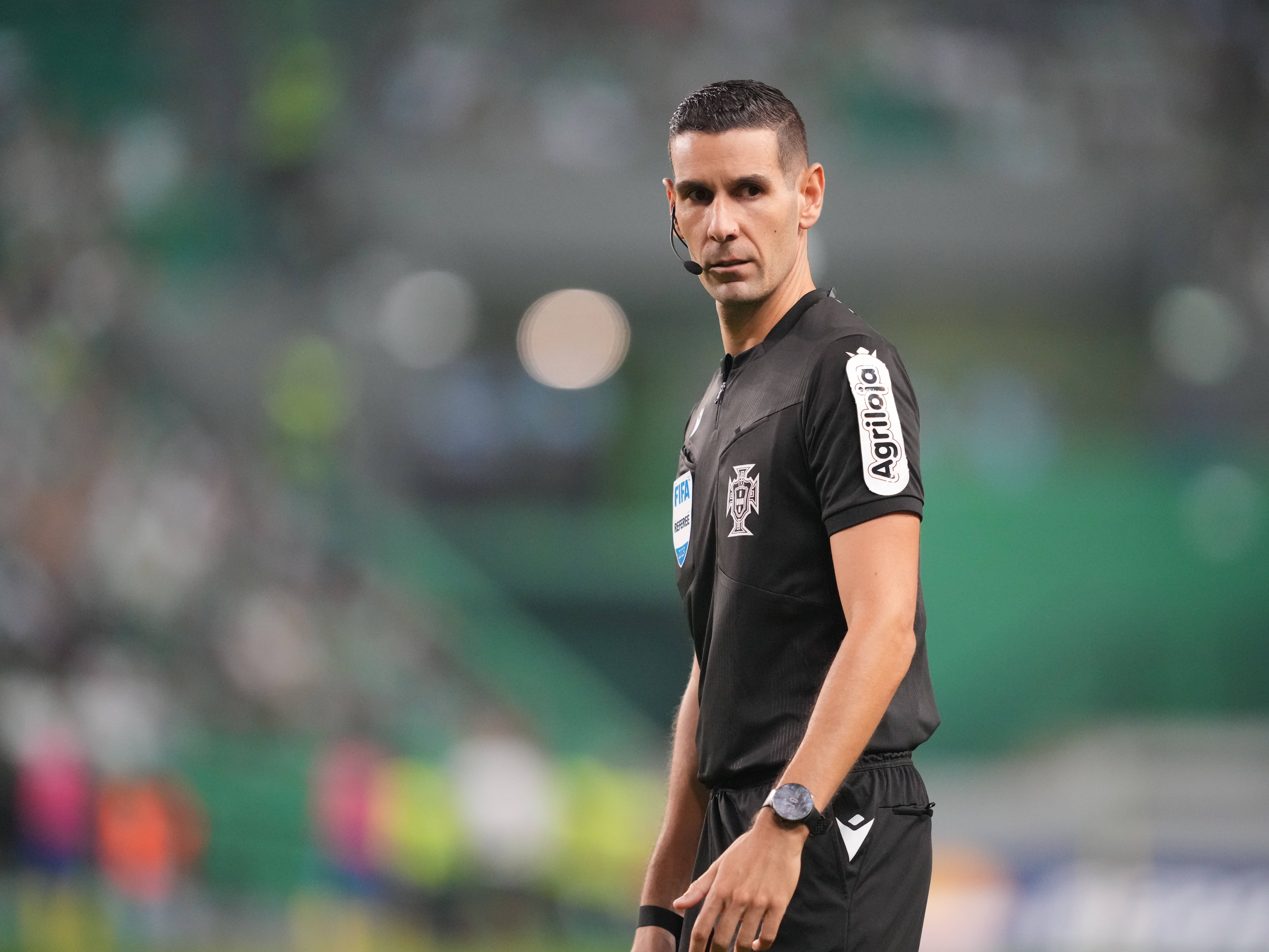 Famalicão-Sporting (Liga): Aos 45+4', Pedro Henriques refere que Gonçalo Inácio devia ter visto o segundo amarelo e consequente vermelho. António Nobre nada mostrou e o VAR não podia intervir.