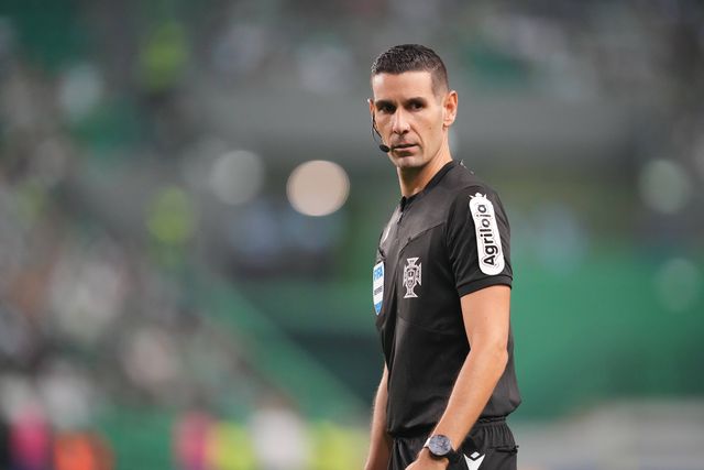 Famalicão-Sporting (Liga): Aos 45+4', Pedro Henriques refere que Gonçalo Inácio devia ter visto o segundo amarelo e consequente vermelho. António Nobre nada mostrou e o VAR não podia intervir.