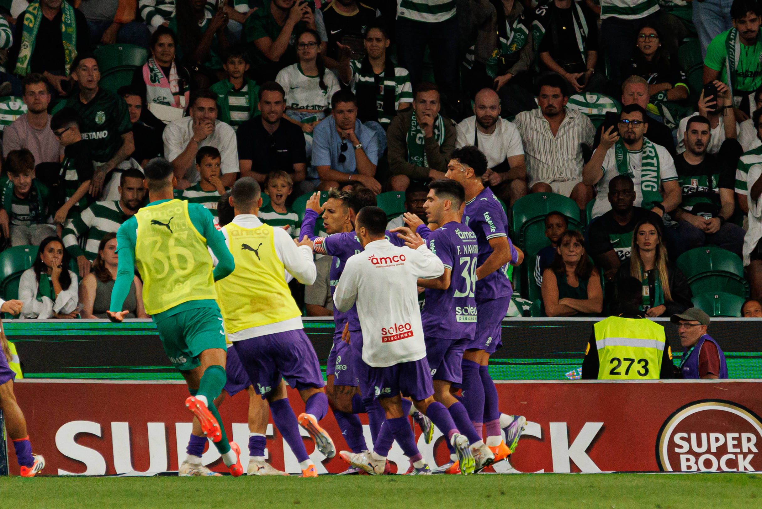 Sporting-SC Braga (Liga): Penálti para os arsenalistas bem assinalado. Pedro Henriques destaca o papel do VAR a alertar Cláudio Pereira para rever o lance.