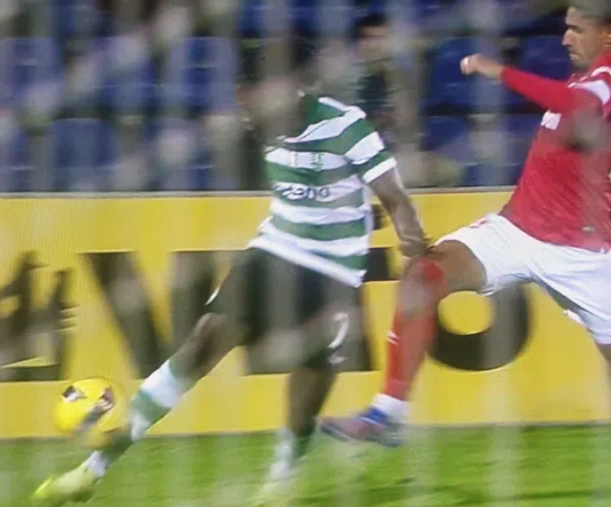 Santa Clara-Sporting (Liga): Canto mal assinalado deu origem ao golo da vitória dos leões, analisa Pedro Henriques. Quenda foi o último a tocar na bola. «Protocolo não permite intervenção do VAR.»