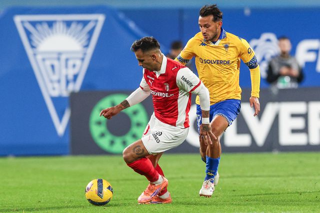 Nem o habitualmente inspirado Rodrigo Zalazar valeu aos minhotos duelo com os canarinhos - Foto: Tiago Petinga/LUSA