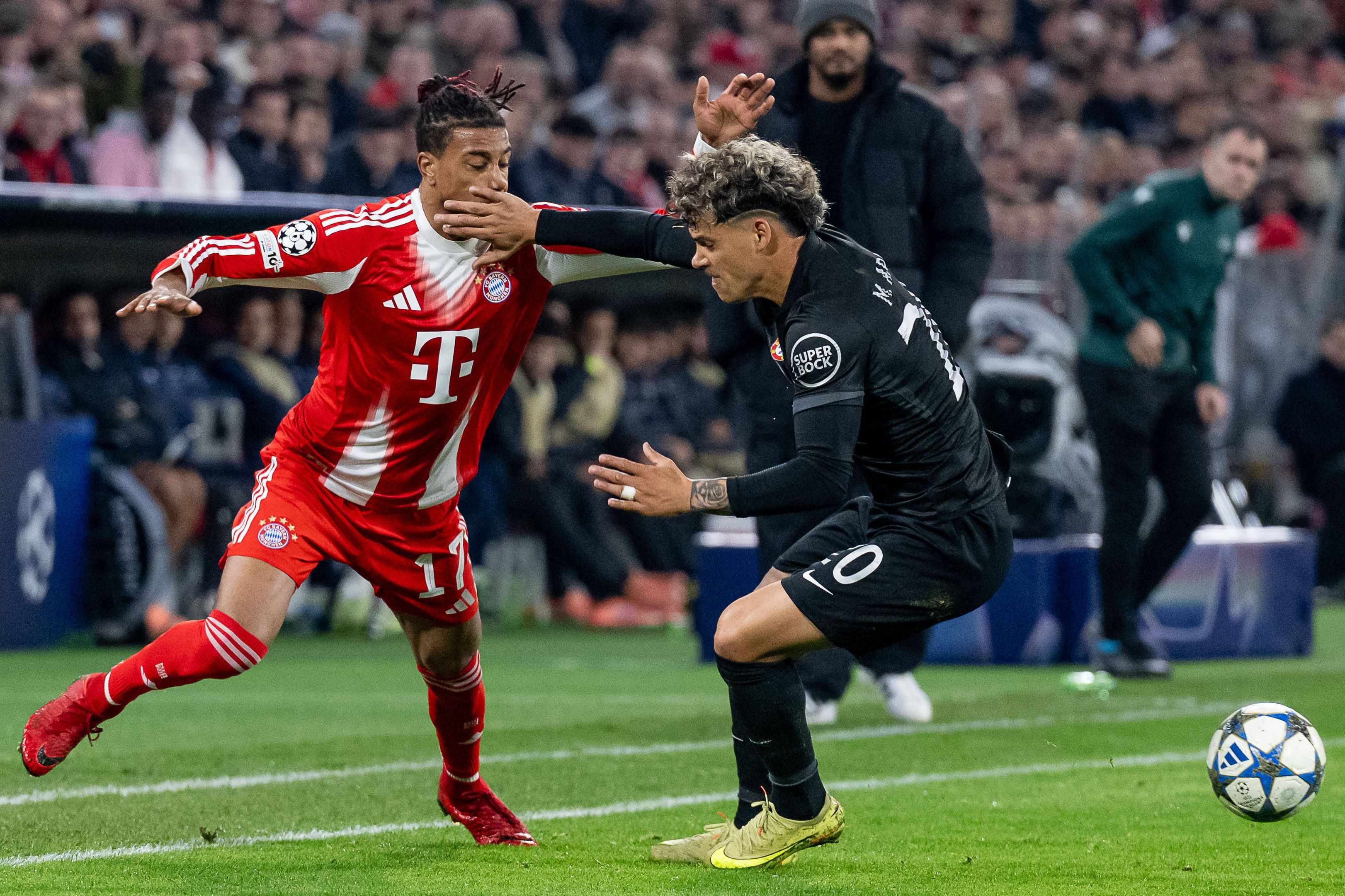 Maxi Araújo em disputa árdua pela bola com Michael Olise no encontro com o Bayern para a Liga dos Campeões (Foto IMAGO)