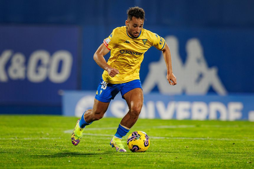 A evolução de Rafik Guitane mereceu elogios de Ian Cathro, que o considera um jogador «muito melhor» que à data da sua chegada. Foto: IMAGO