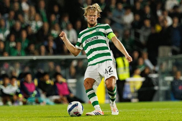 Estoril-Sporting (Liga): Lance de difícil análise na área dos leões. Pedro Henriques considera que Hjulmand fez falta para penálti sobre Felix Bacher. Luís Godinho nada marcou. «Só mesmo com a ajuda do VAR seria possível ter resolvido esta situação».