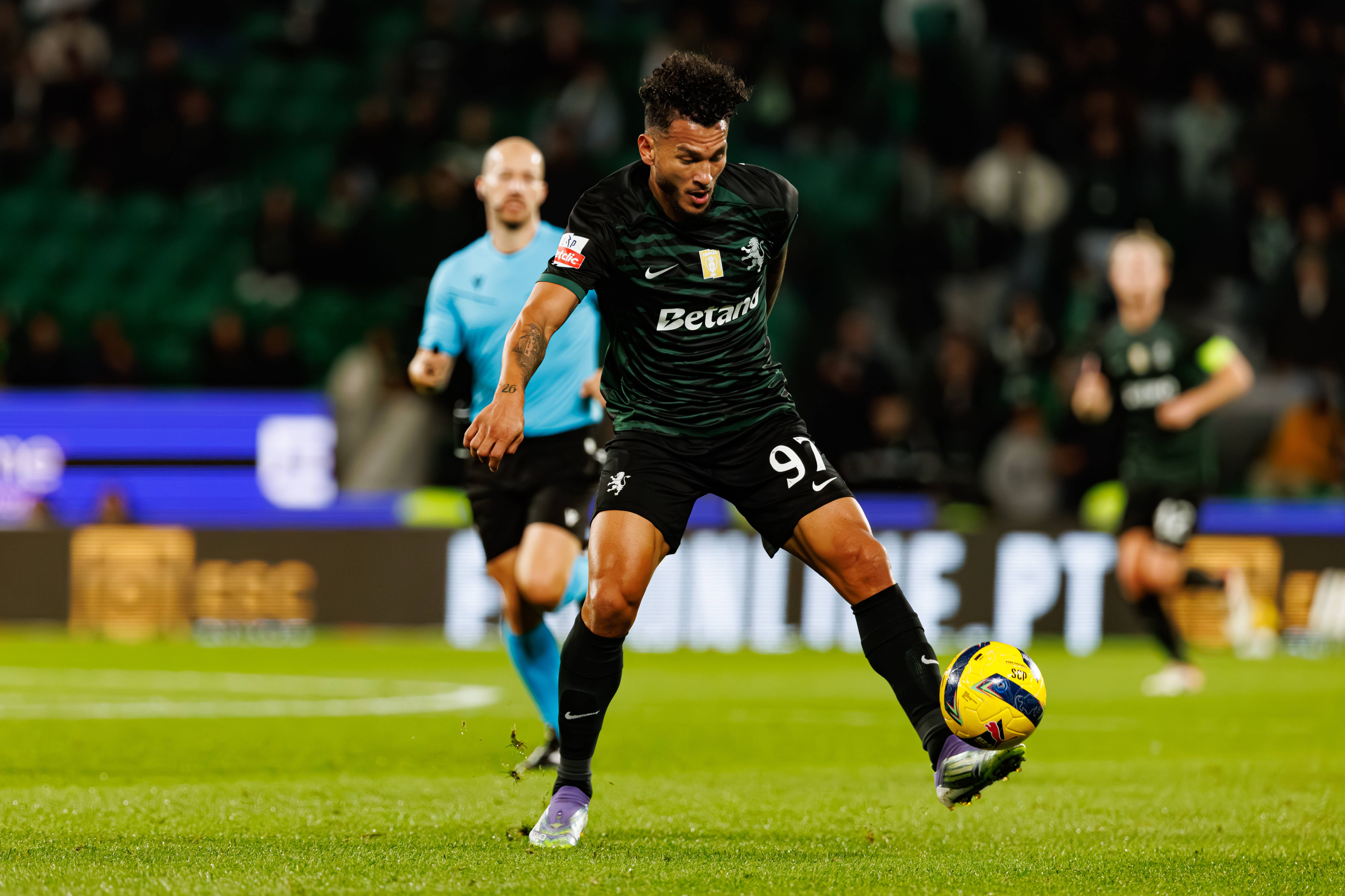 Sporting-E. Amadora (Liga): Suárez caiu na área, mas Anzhony Rodrigues nada assinalou. Má decisão, segundo Pedro Henriques, que refere que ficou penálti por marcar. «Suárez carregado de forma ilegal. VAR teria mesmo de intervir.»