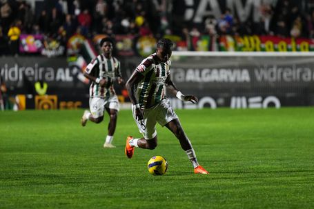 Camisola 55 dos tricolores tem brilhado em Portugal e despertou a atenção do emblema da Luz