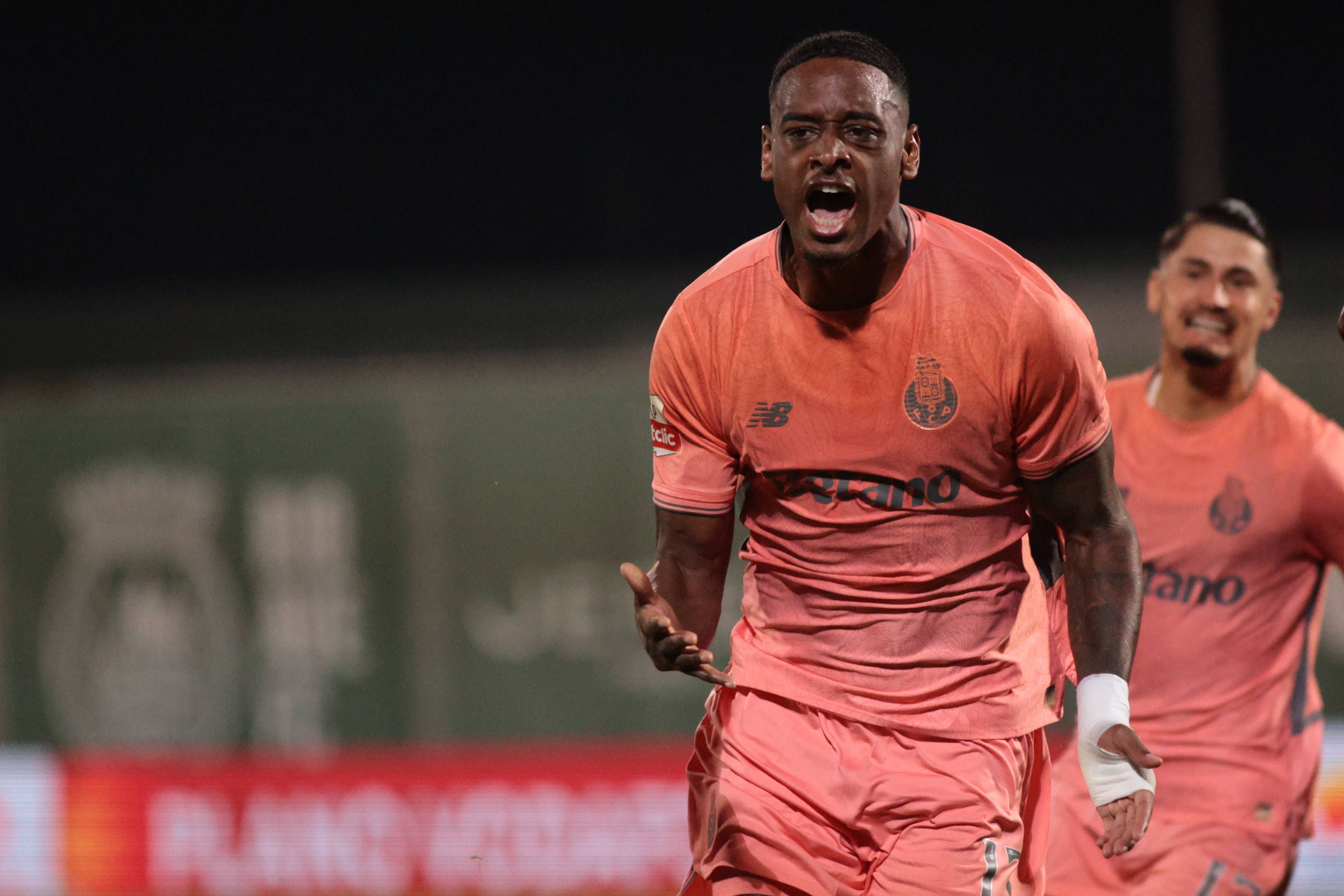 Rio Ave-FC Porto (Liga): Dúvidas em relação à posição de Alan Varela no golo de Pablo Rosario. «Não houve qualquer imagem esclarecedora. Dá-se o benefício da dúvida de validar como correta a decisão de golo», referiu Pedro Henriques.