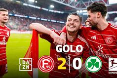 Fez sinal para os colegas antes de bater canto e... fez golo olímpico